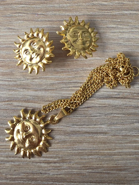Whimsical 90s Gold Sun Face Pendant Necklace and Clip-ins Earring Set - Picture 2 of 11